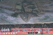耀世娱乐-鹿王vs霸王，盐城队球迷展开2300平米巨幅“后羿射日”Tifo